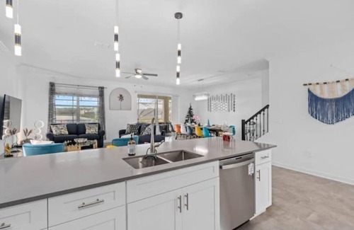 Kissimmee Villa | Luxury 9BR/5BA Storey Lake Villa, Free Pool Heat, BBQ & Clubhouse, Near Disney