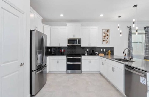 Kissimmee Villa | Luxury 9BR/5BA Storey Lake Villa, Free Pool Heat, BBQ & Clubhouse, Near Disney