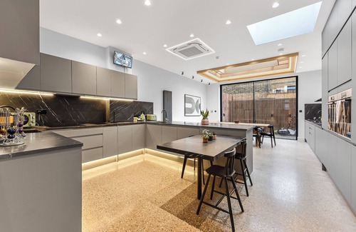 Seven Sisters Casa | Luxury Abode: 5-Bed Haven Ideal for Big Groups!