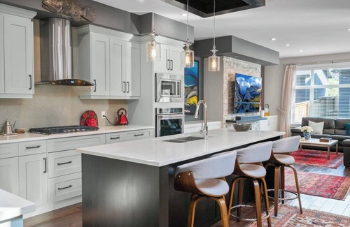 Banff Trail Casa | Luxury AC Home in Great Neigbourhood