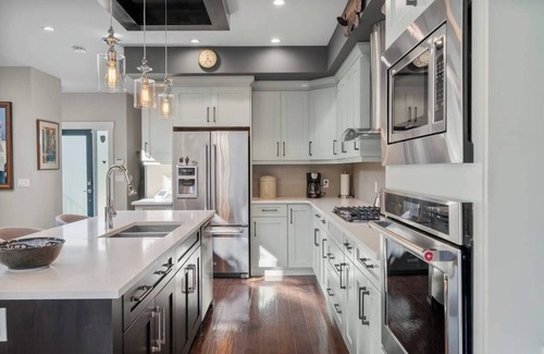 Banff Trail Casa | Luxury AC Home in Great Neigbourhood