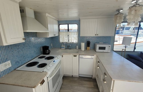 St. Augustine Alquiler De Eote | Luxury Afloat~Waterfront Retreat w/Rooftop Lounge~Walking Distance to Town