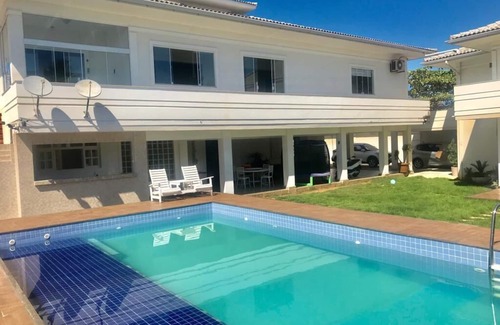 Saquarema Casa | Lujo y confort a pocos pasos del mar. Estándar internacional costa oeste de Estados Unidos