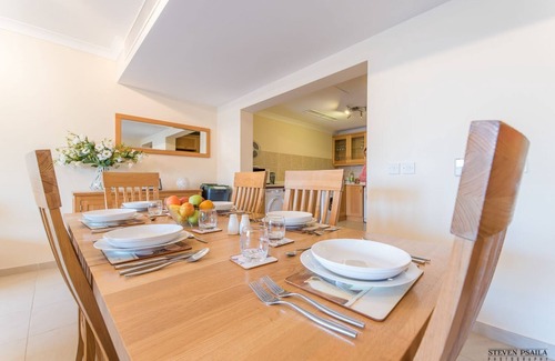 Għadira Apartamento | Apartamento de lujo 3 dormitorios y 3 baños con balcón, piscina, Seawiew
