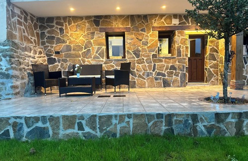 Cuestespines Cabaña | APARTAMENTO DE LUJO EN EL CENTRO DE ASTURIAS CON CHIMENEA Y JACUZZI INTERIOR