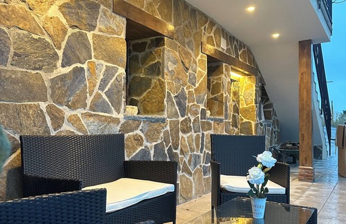 Cuestespines Cabaña | APARTAMENTO DE LUJO EN EL CENTRO DE ASTURIAS CON CHIMENEA Y JACUZZI INTERIOR