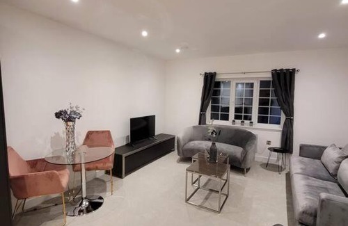 Wainscot Casa | Luxury Apartment In The Center Of Rochester