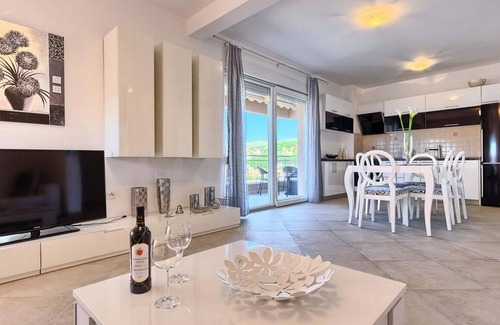 Okrug Apartamento | Luxury Apartment Okrug Gornji With Sea View and Pool