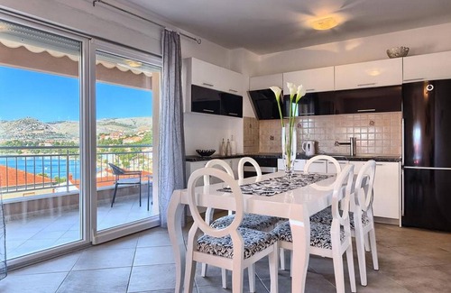 Okrug Apartamento | Luxury Apartment Okrug Gornji With Sea View and Pool