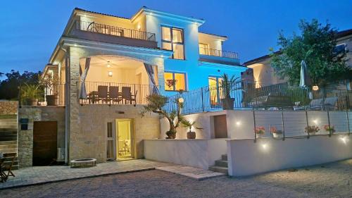 Cizici Apartamento | Luxury apartment Viktorija with private pool