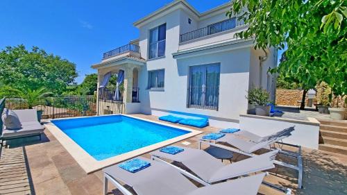 Cizici Apartamento | Luxury apartment Viktorija with private pool