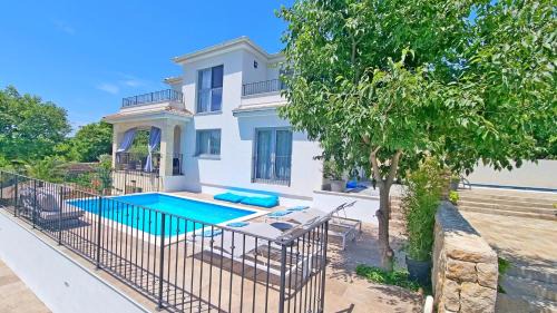 Cizici Apartamento | Luxury apartment Viktorija with private pool