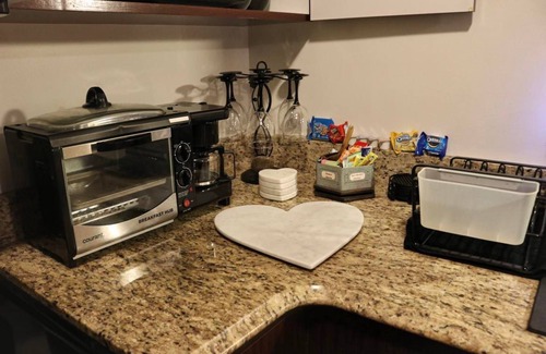 Downtown Apartamento | Luxury Apartment w/ KING Bed on Market Street in the Heart of Historic Frederick