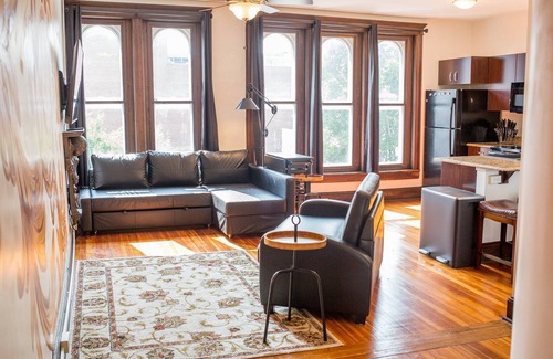 Downtown Apartamento | Luxury Apartment w/ KING Bed on Market Street in the Heart of Historic Frederick