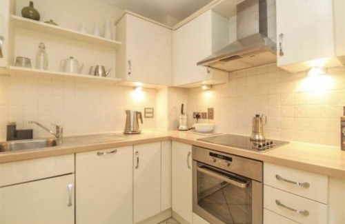 Woking Apartamento | Apartamento de lujo con gimnasio, sauna, conserje las 24 horas, a 23 minutos de Waterloo