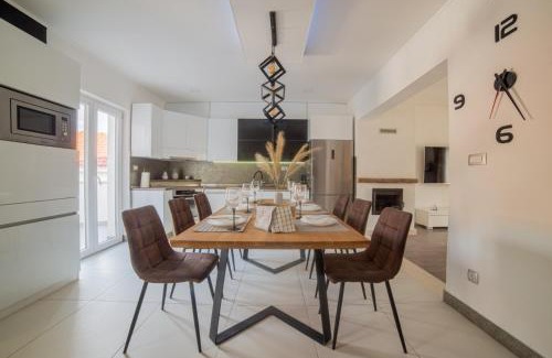 Srinjine Apartamento | Luxury apartment with pool-The Box
