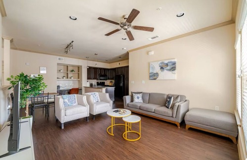 George Bush Park/Eldridge Apartamento | Luxury apartment with private garage