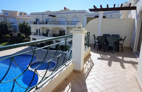 Porto de Mos Apartamento | Apartamento de lujo con vista al mar, piscina y jardines compartidos, capacidad para 6