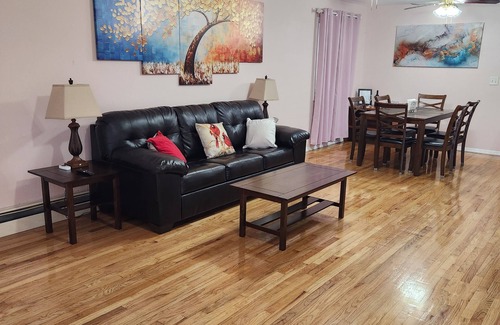 East New York Casa | Luxury Apartment With Free Wine