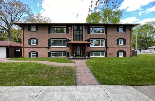 Kalamazoo Casa | Luxury Apartment with Patio