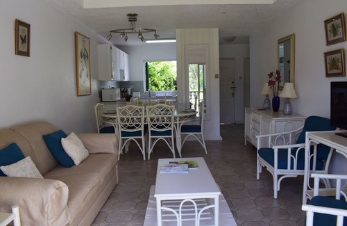 Worthing Apartamento | Apartamento de lujo con vistas al 4º green y piscina.
