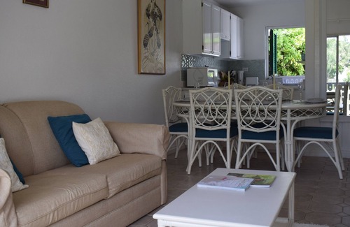 Worthing Apartamento | Apartamento de lujo con vistas al 4º green y piscina.