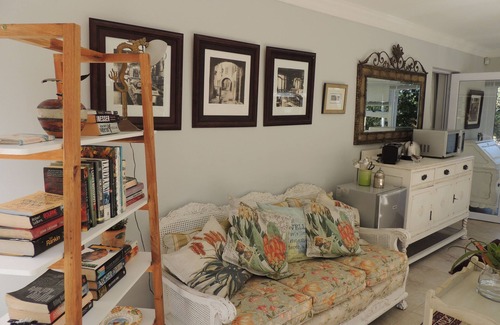 Walmer Cabaña | APARTAMENTO de lujo con entrada privada en un hermoso jardín indígena.