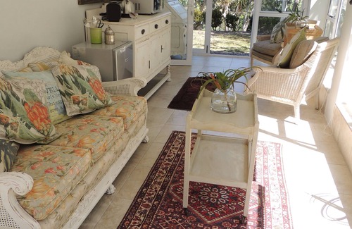 Walmer Cabaña | APARTAMENTO de lujo con entrada privada en un hermoso jardín indígena.