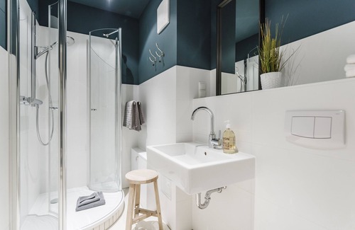 Loddin Complejo | Apartamentos de lujo con todos los días. Limpieza, chimenea, vistas de agua, lavadero incluido.