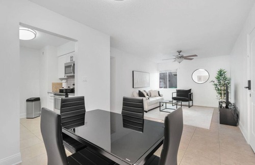 SoHo Apartamento | Luxury apt 2 blocks from bayshore with pool / Gym