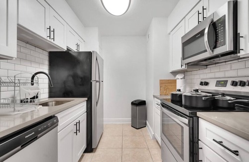 SoHo Apartamento | Luxury apt 2 blocks from bayshore with pool / Gym
