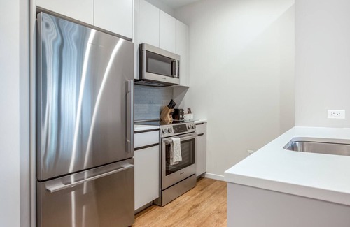 Seaport District Apartamento | Luxury Apt in Seaport with Gym and Pool