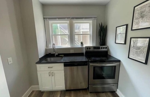 Weinland Park Casa | Luxury Apt. Near Downtown / King Bed / Hot Tub / Private Patio