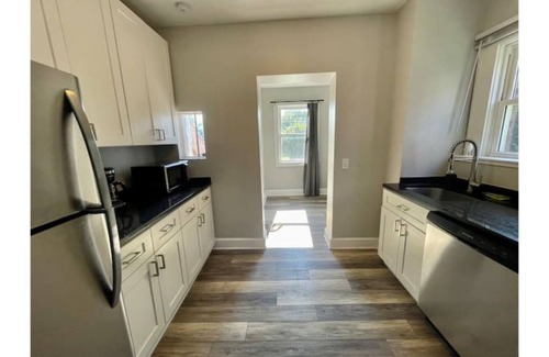 Weinland Park Casa | Luxury Apt. Near Downtown / King Bed / Hot Tub / Private Patio