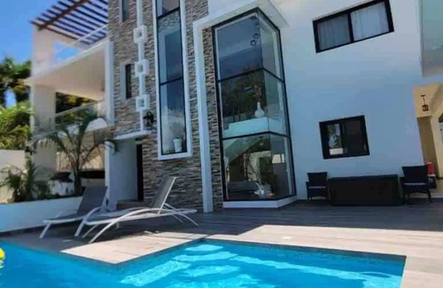 Los Brazos Apartamento | Luxury Apt w/ Pool 5-min Walk to Beach & Ocean World