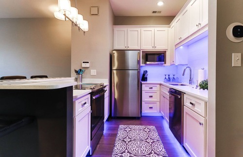 Gravois Park Apartamento | Apto de lujo con iluminación de humor Spectrum - Histórico Cherokee Street Antique Row