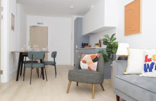 Runnymede Apartamento | Luxury Apt w Wifi & Pvt parking