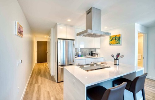 West End Apartamento | Luxury Apt with City Views and Pool