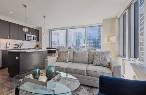 Seaport District Apartamento | Luxury Apt with Harbor Views and Gym