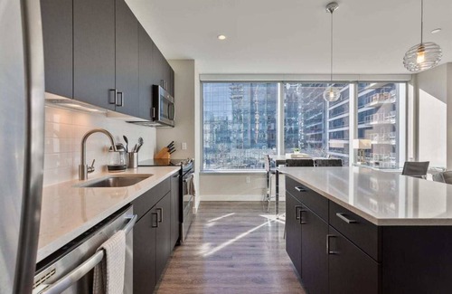 Seaport District Apartamento | Luxury Apt with Harbor Views and Gym