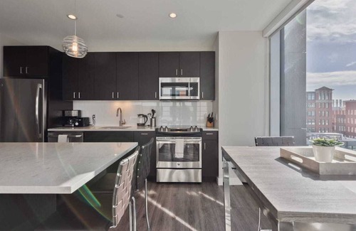 Seaport District Apartamento | Luxury Apt with Harbor Views and Gym