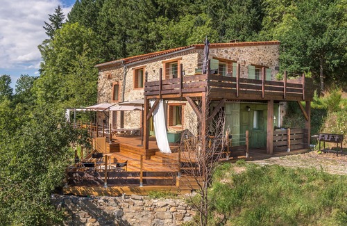 Saint-Prejet-Armandon Casa | Casa de piedra atípica de lujo en una aldea con vista y chimenea