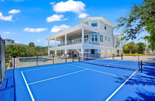 Crescent Beach Casa | Luxury At The Beach Waterfront w Dock Pool 4 Beds