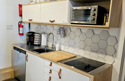 The Blue Mountains Chalet De Esquí | Luxury Bed and Breakfast 2 bdrm Chalet unit w/ private yard, hottub walk to ski.