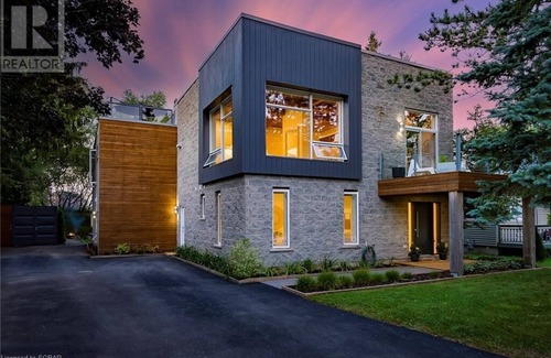 The Blue Mountains Chalet De Esquí | Luxury Bed and Breakfast 2 bdrm Chalet unit w/ private yard, hottub walk to ski.