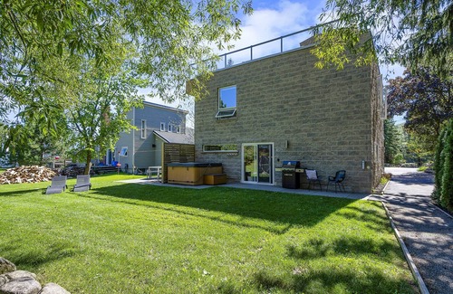 The Blue Mountains Chalet De Esquí | Luxury Bed and Breakfast 2 bdrm Chalet unit w/ private yard, hottub walk to ski.