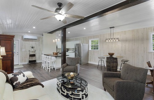 Howey-in-the-Hills Casa | Luxury Barn Apartment in charming Howey-in-the-Hills - Best of Both Worlds!