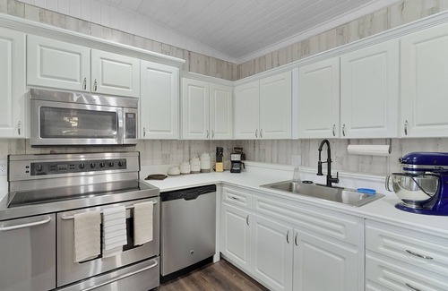 Howey-in-the-Hills Casa | Luxury Barn Apartment in charming Howey-in-the-Hills - Best of Both Worlds!
