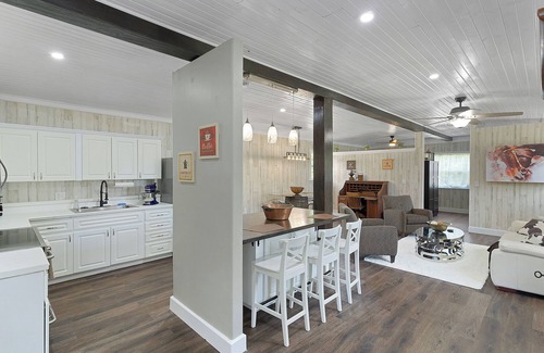 Howey-in-the-Hills Casa | Luxury Barn Apartment in charming Howey-in-the-Hills - Best of Both Worlds!