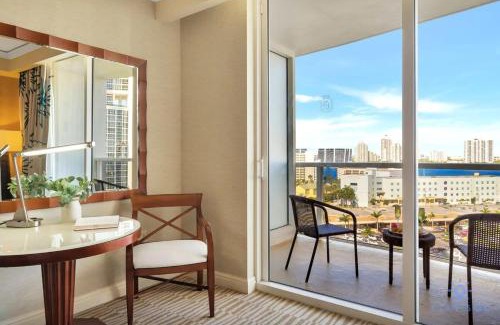 Sunny Isles Beach Hotel | Luxury Bayfront Studio with Balcony Amazing Pool